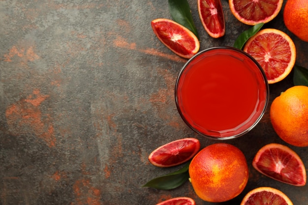 Concetto di bevanda fresca con succo d'arancia rosso spazio per il testo