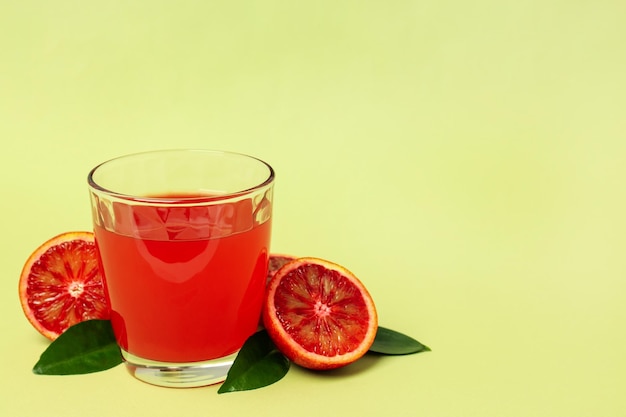 Concetto di bevanda fresca con succo d'arancia rosso