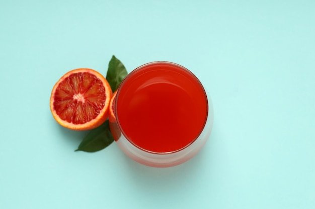 Concetto di bevanda fresca con vista dall'alto di succo d'arancia rosso