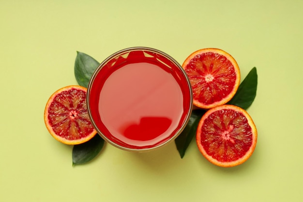 Concetto di bevanda fresca con vista dall'alto di succo d'arancia rosso