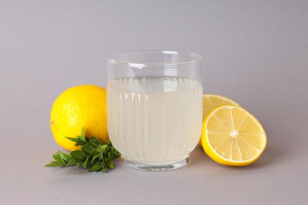 Concetto di bevanda gustosa Limoncello Liquore al limone italiano