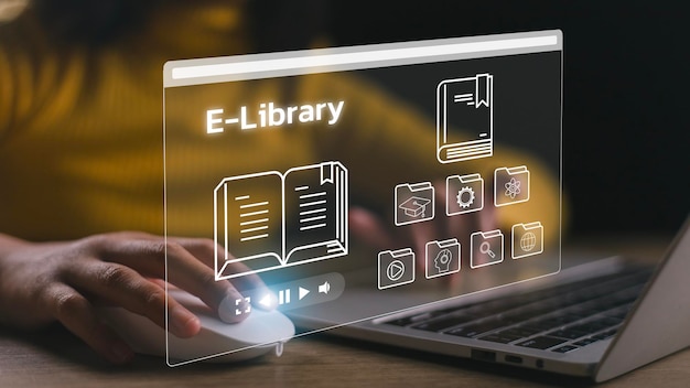 Concetto di biblioteca Le donne usano un portatile con icone virtuali di Ebook per i libri elettronici online la base di conoscenze su Internet biblioteca digitale o elibrary