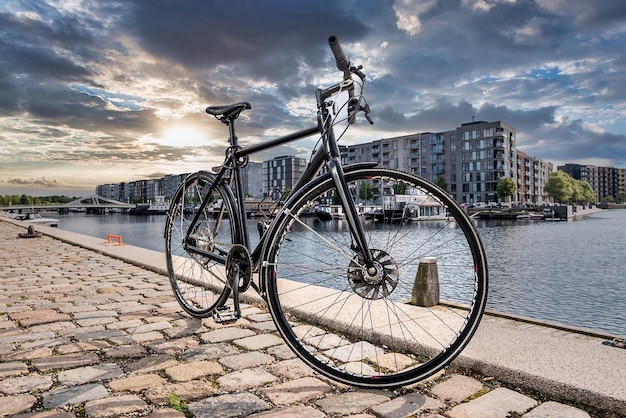 Concetto di bicicletta a Copenaghen in Danimarca biciclette parcheggiate sul lato della strada