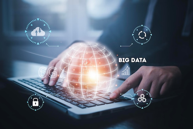 Concetto di big data Gli uomini d'affari usano i laptop e premono il simbolo dei big data Sistema di gestione dei dati sul computer Strategia aziendale per la finanza e la tecnologia Sviluppo software Concetto IoT