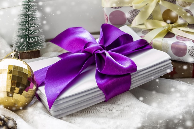 Concetto di biglietto di auguri Lettere a Babbo Natale con un bellissimo fiocco viola festivo