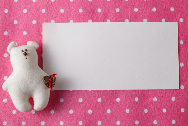 Concetto di biglietto di auguri per bambini. Sentivo la bambola su uno spazio colorato