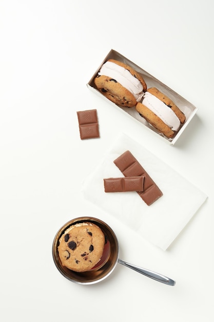 Concetto di biscotti dolci con vista dall'alto del gelato