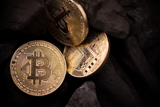 Concetto di Bitcoin BTC. Monete Bitcoin dorate come simbolo di denaro virtuale elettronico
