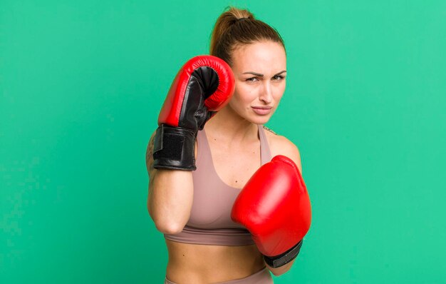 Concetto di boxe e fitness giovane bella donna