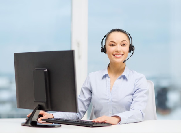 concetto di business, comunicazione e call center - amichevole operatore di linea telefonica femminile con le cuffie