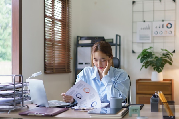 Concetto di business di avvio Donne d'affari che leggono e analizzano il documento di dati finanziari sul posto di lavoro