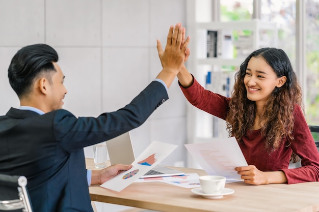 Concetto di business di successo, Boss si congratula con dammi cinque azioni a una donna d'affari asiatica