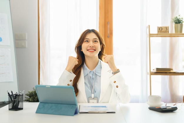 Concetto di business di successo Donna d'affari che alza le braccia per celebrare il successo di un nuovo progetto