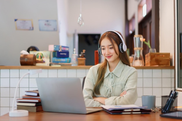 Concetto di business Donna imprenditrice che guarda film sul laptop per rilassarsi nell'ufficio dello spazio di coworking