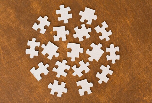 concetto di business e connessione - primo piano di pezzi di un puzzle su una superficie di legno