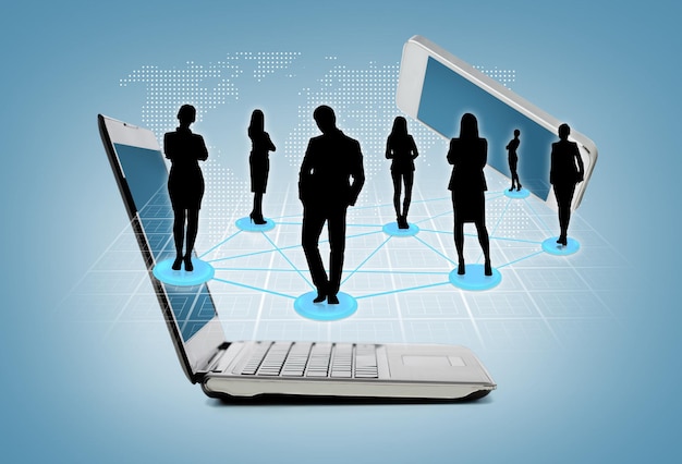 concetto di business e tecnologia - smartphone e laptop con rete sociale o aziendale
