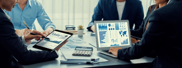 Concetto di business intelligence e analisi dei dati Team di analisti che lavora sul dashboard di analisi dei dati finanziari sullo schermo del laptop come indicazione di marketing per un'efficace pianificazione strategica aziendale