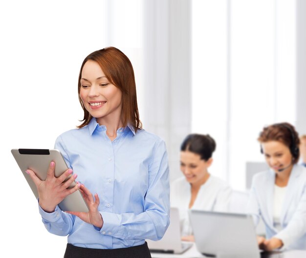 concetto di business, internet e tecnologia - donna sorridente guardando il computer tablet pc in ufficio