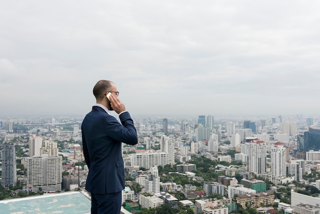 Concetto di Business Talking Phone dell&#39;uomo d&#39;affari