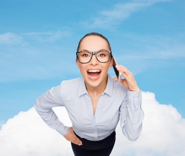 concetto di business, tecnologia, comunicazione e ufficio - donna d'affari in occhiali con smartphone che parla con qualcuno