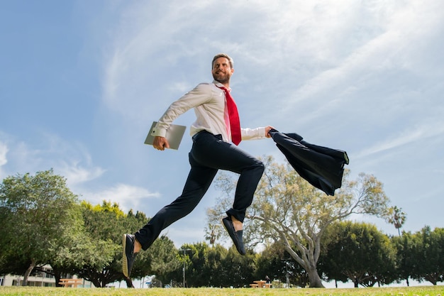 Concetto di business veloce in esecuzione uomo d'affari pronto a correre, saltare e sprint