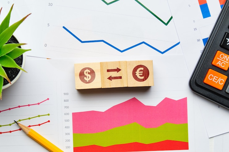 Foto concetto di cambio valuta con grafici e report cartacei.