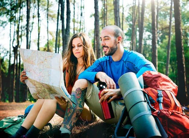 Concetto di campeggio della mappa di direzione delle coppie di Roadtrip