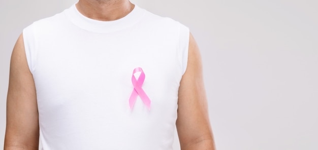 Concetto di cancro al seno negli uomini: ritratto uomo asiatico e nastro rosa il simbolo della campagna contro il cancro al seno.