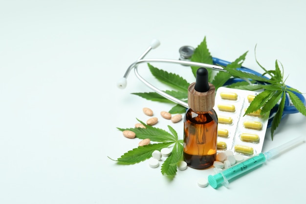 Concetto di cannabis medicinale su bianco