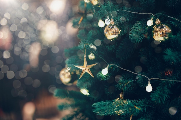 Concetto di Capodanno Primo piano di palline sull'albero di natale