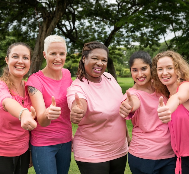 Concetto di carità di sostegno al cancro al seno delle donne