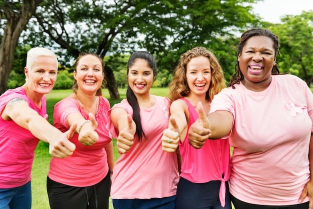 Concetto di carità di sostegno al cancro al seno delle donne