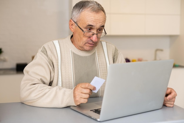 Concetto di carta di credito per adulti senior