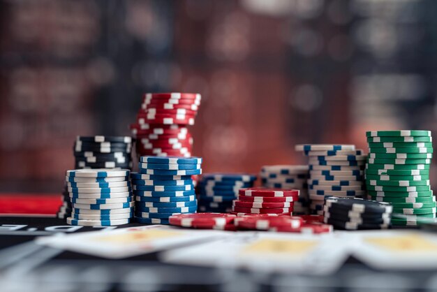 Concetto di carta di gioco di poker con chip sul tavolo