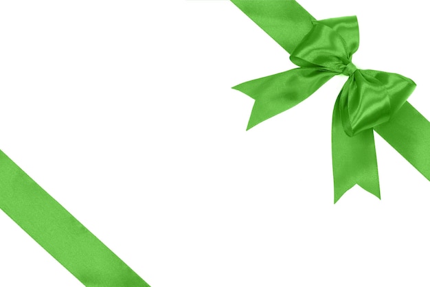 Concetto di carta regalo nastro di raso verde lucido con fiocco isolato su sfondo bianco