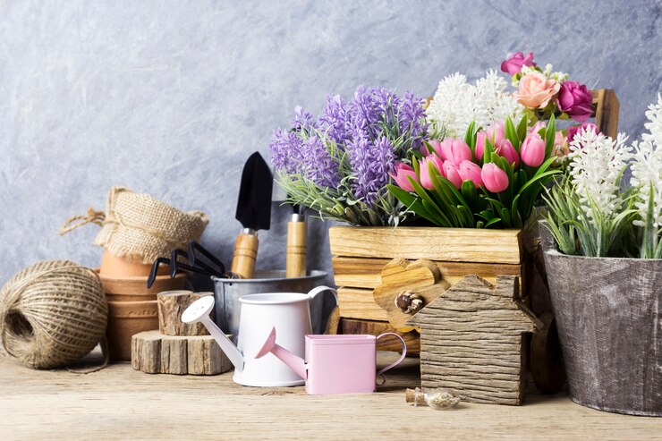Concetto di casa e giardino di attrezzi da giardinaggio e fiori sul vecchio legno
