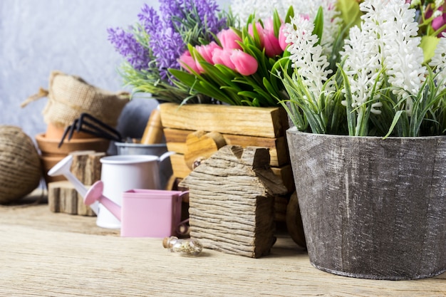 Concetto di casa e giardino di attrezzi da giardinaggio e fiori sul vecchio legno