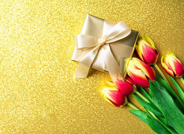 concetto di celebrazione confezione regalo e fiori di tulipano