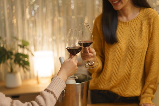 Concetto di celebrazione del compleanno Le ragazze asiatiche che tintinnano un bicchiere di vino a cena festeggiano la festa di compleanno