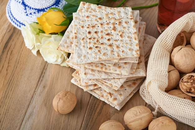 Concetto di celebrazione della Pasqua Matzah rosso kosher e noce Rituale tradizionale Pane ebraico matzah kippah e tallit su sfondo di legno vecchio Cibo pasquale Festa ebraica di Pesach Immagine tonica