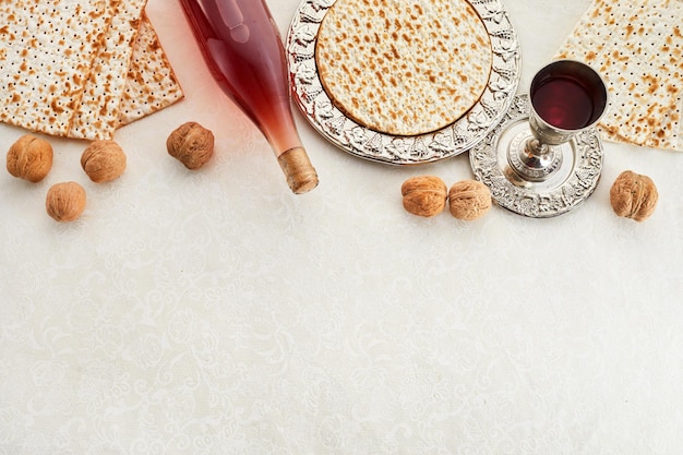 Concetto di celebrazione della Pasqua matzah rosso kosher e noce