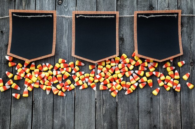 Concetto di celebrazione di Halloween con Candy Corn e bandiere nere