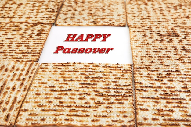 Concetto di celebrazione di Pesach Festa ebraica di Pesach Cornice da matzah quadrato isolato su sfondo bianco Iscrizione di Pasqua felice