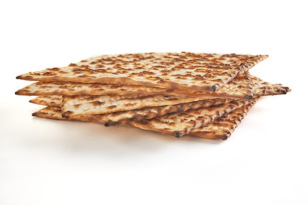 Concetto di celebrazione di Pesach Festa ebraica di Pesach Matzah impilati isolati su sfondo bianco