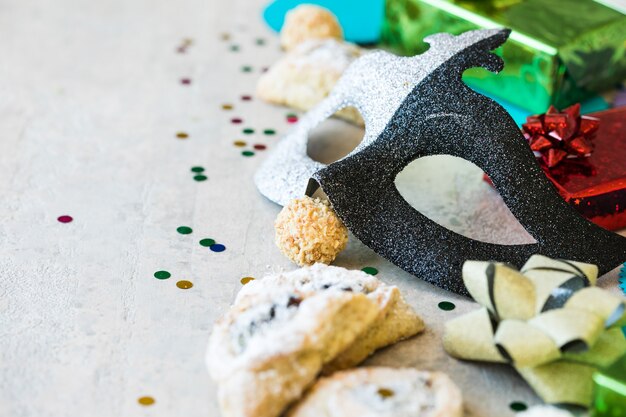 Concetto di celebrazione di Purim su bianco