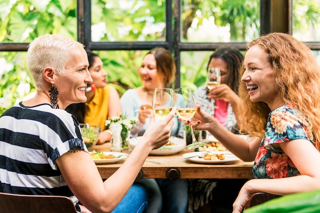 Concetto di cena di comunicazione delle donne insieme