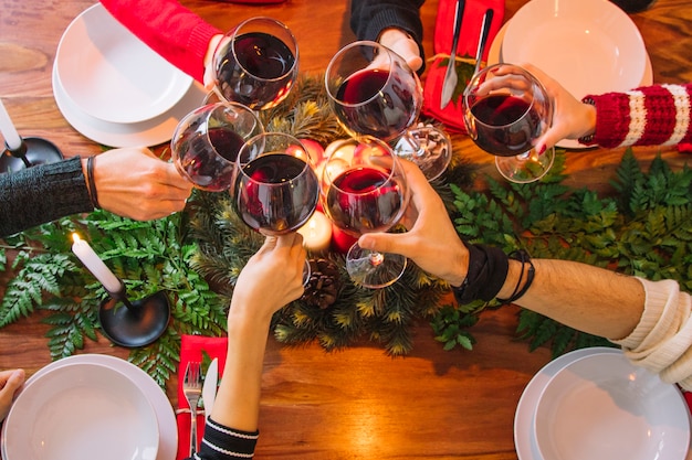 Concetto di cena di Natale con vista superiore di bicchieri di vino