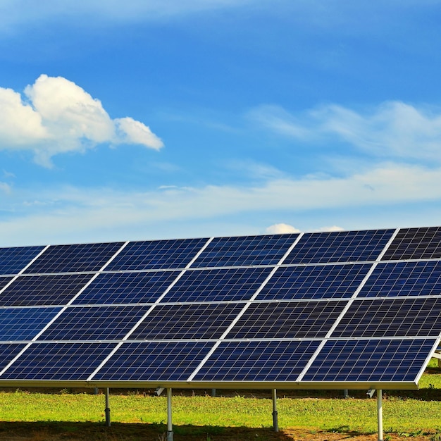 Concetto di centrale solare per l'elettricità e l'industria ecologica Prezzi energetici elevati Bellissimo paesaggio e giornata di sole con una centrale fotovoltaica con cielo blu