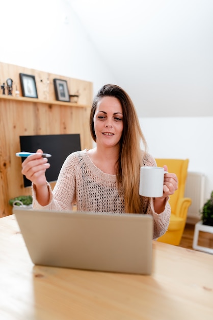 Concetto di chat video Internet, relazione astratta a lunga distanza, riunione di classe virtuale, lavoro d'ufficio remoto, presentazione del computer, lezioni di lezioni