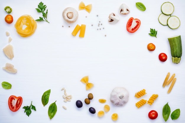 Concetto di cibi italiani e menu design. Pasta con ingredienti su sfondo bianco